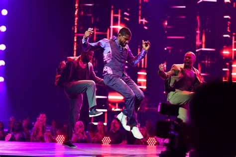 Usher Live in Hanoi: A Concert That Left Everyone Grooving and Talking!